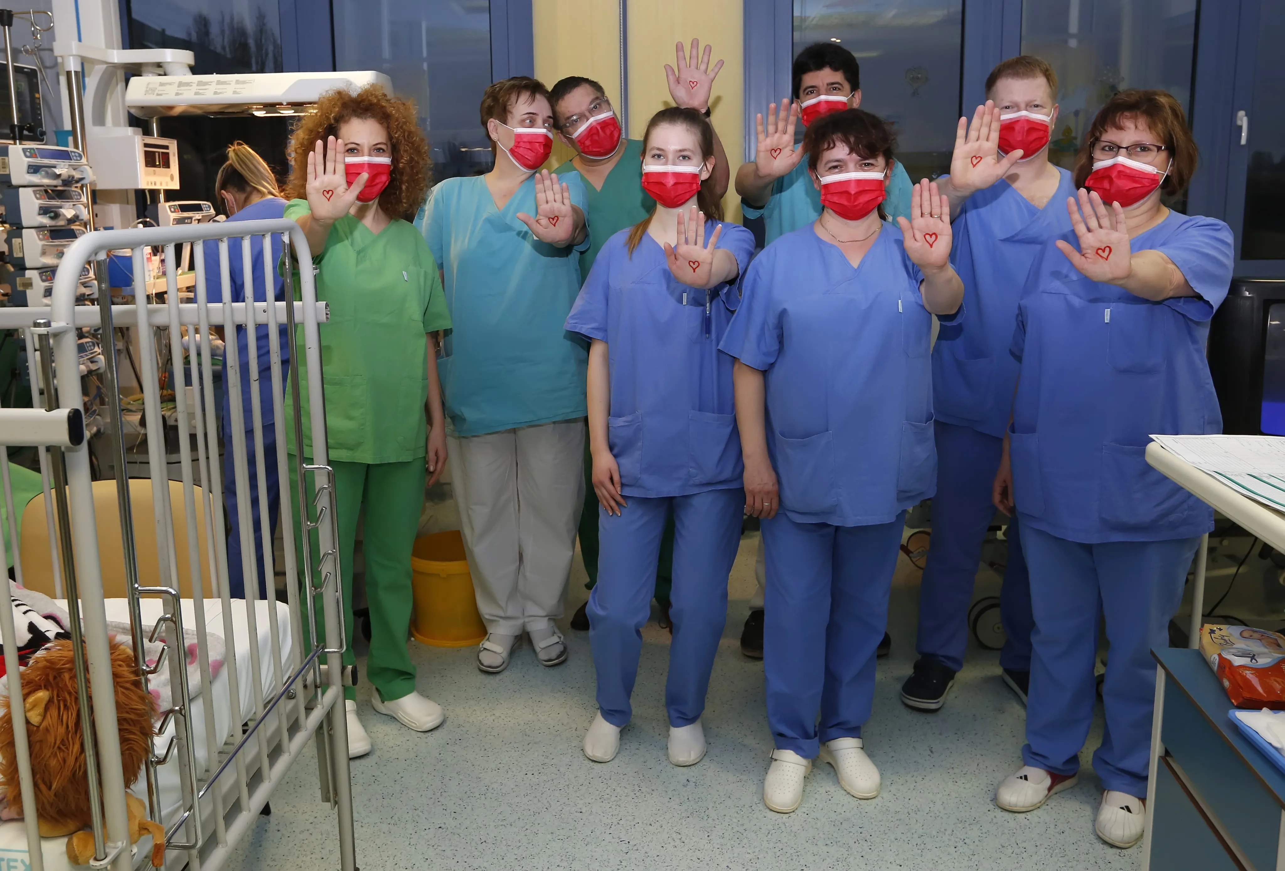 Piros szívek a dolgozók tenyerén
